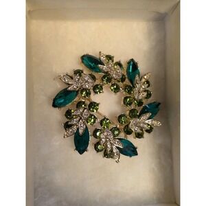Vintage Rhinestone Wreath Pin